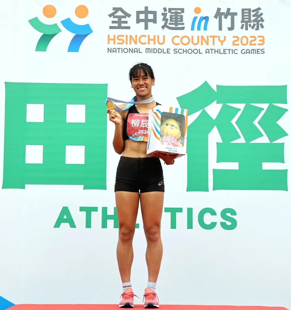 北市大同高中柳辰諭（中）金牌淚獻天上外婆。林嘉欣／攝影。