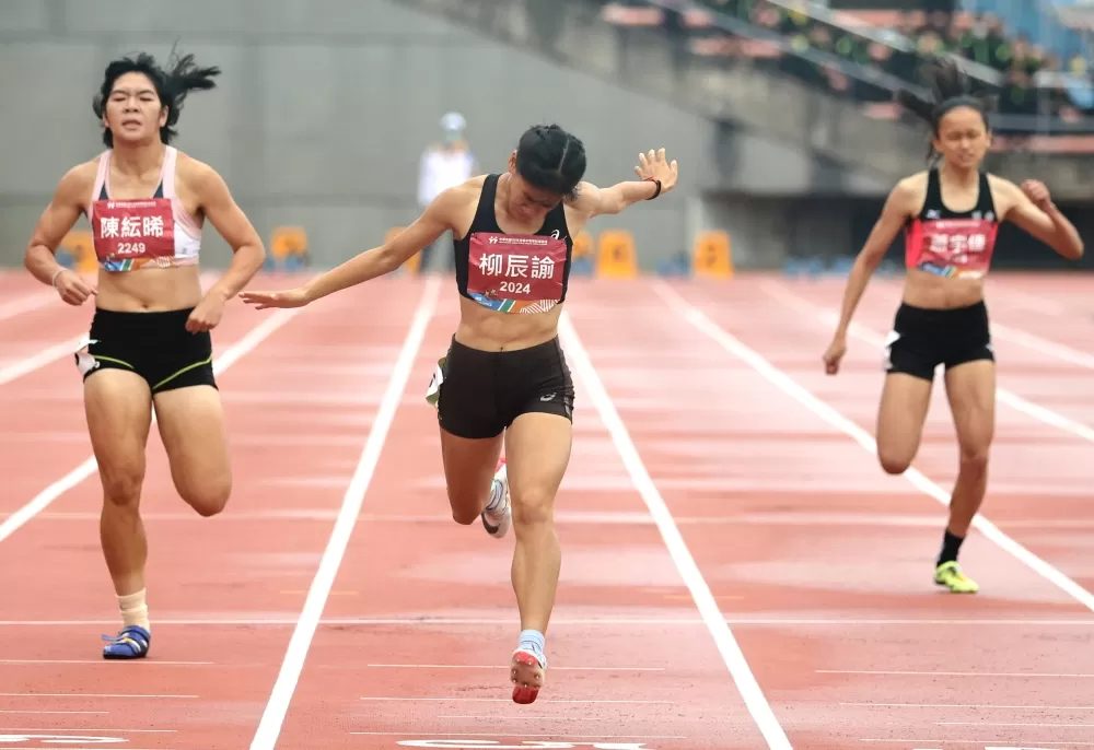 北市大同高中柳辰諭（中）金牌淚獻天上外婆。林嘉欣／攝影。