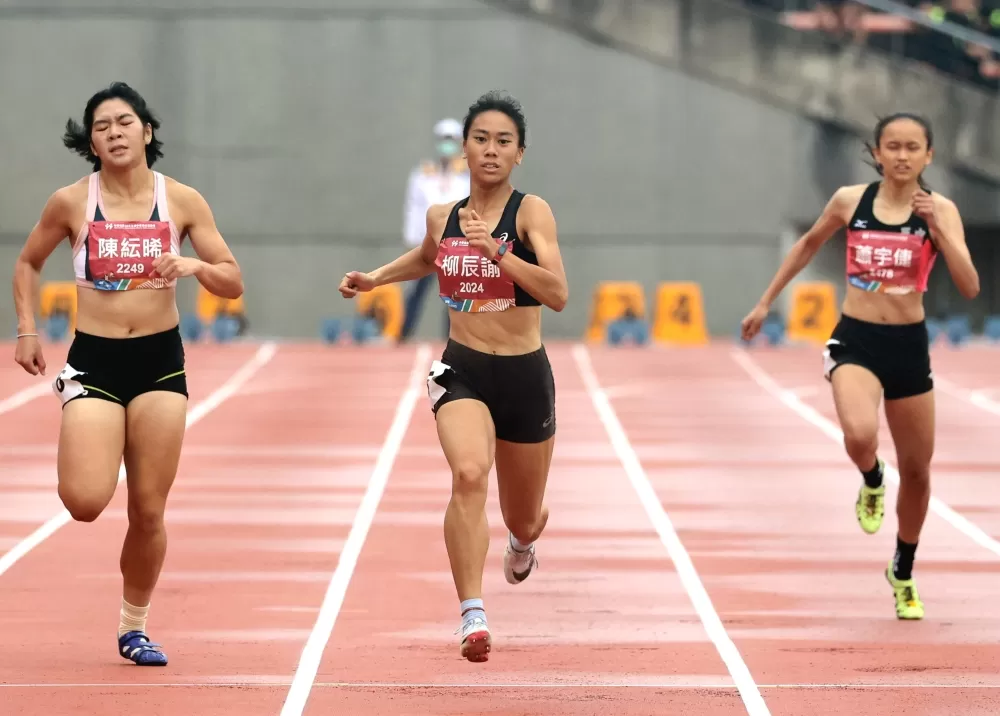 北市大同高中柳辰諭(中)金牌淚獻天上外婆。林嘉欣/攝影。