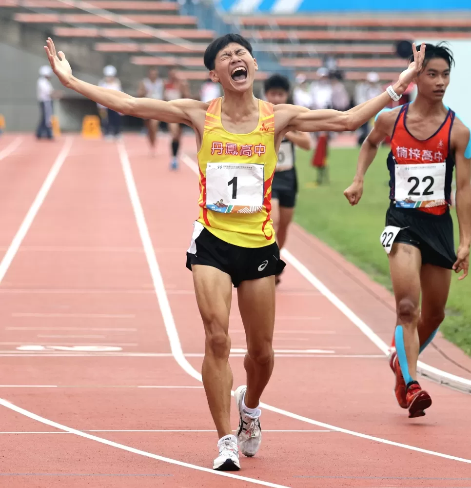 新北市丹鳳高中林家宏(前)創最佳破大會超激動。林嘉欣/攝影。