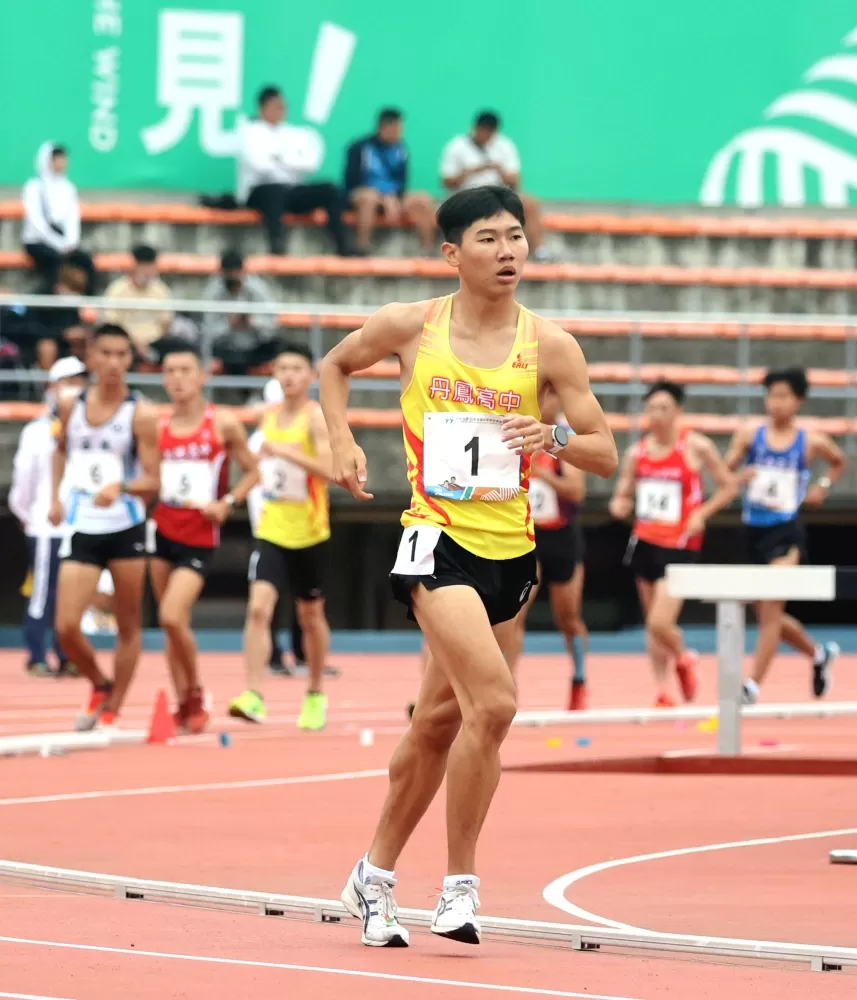 新北市丹鳳高中林家宏（前）創最佳破大會。林嘉欣／攝影。