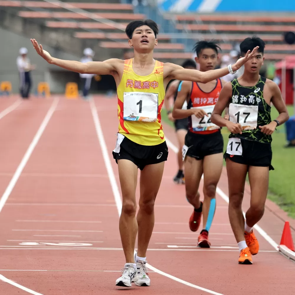 新北市丹鳳高中林家宏（前）創最佳破大會。林嘉欣／攝影。