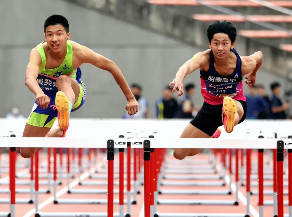 黃淇奧（右）的跨欄金牌是用4顆門牙換來的。林嘉欣／攝影。