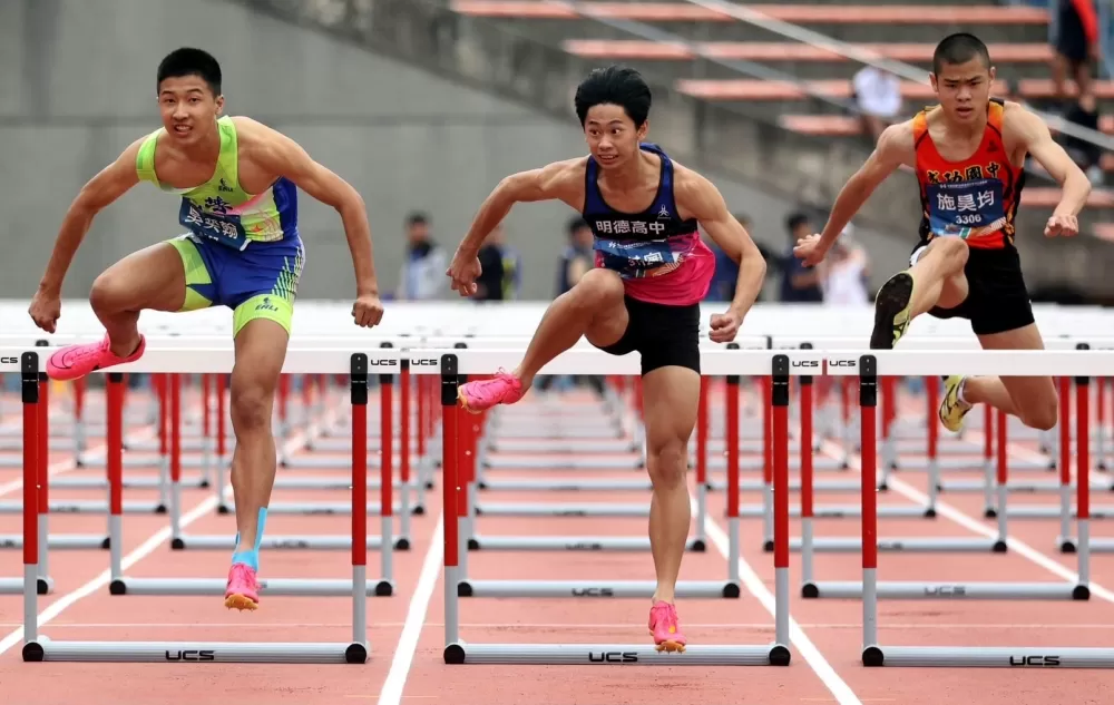 黃淇奧（中）的跨欄金牌是用4顆門牙換來的。林嘉欣／攝影。