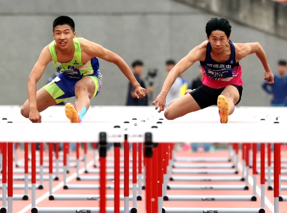 黃淇奧(右)的跨欄金牌是用4顆門牙換來的。林嘉欣/攝影。