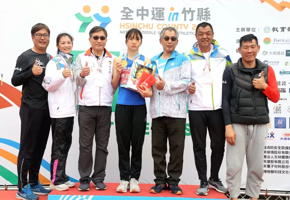 最強國中生芎林國中林沛萱(中)林嘉欣/攝影。