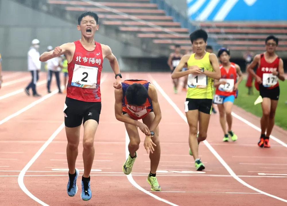 國男5000競走前三名都破大會。林嘉欣／攝影。
