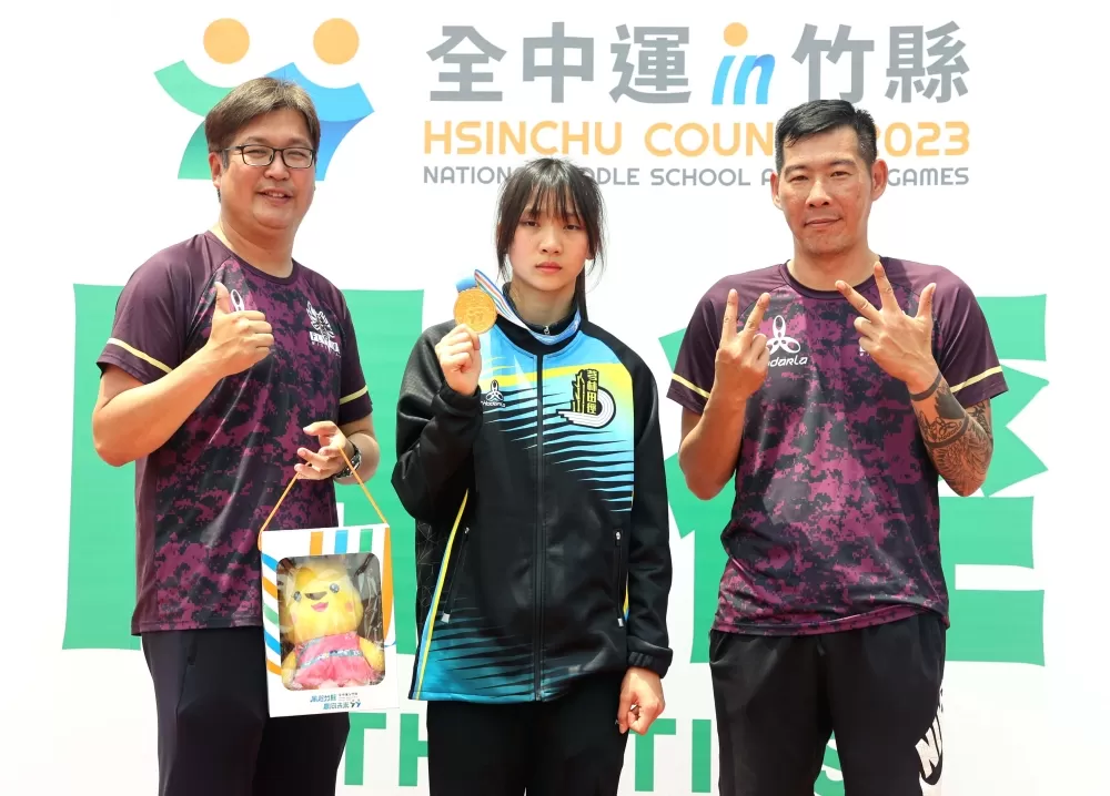 林沛萱和教練鍾彩榮（左）、陳鴻傑合影。林嘉欣／攝影。