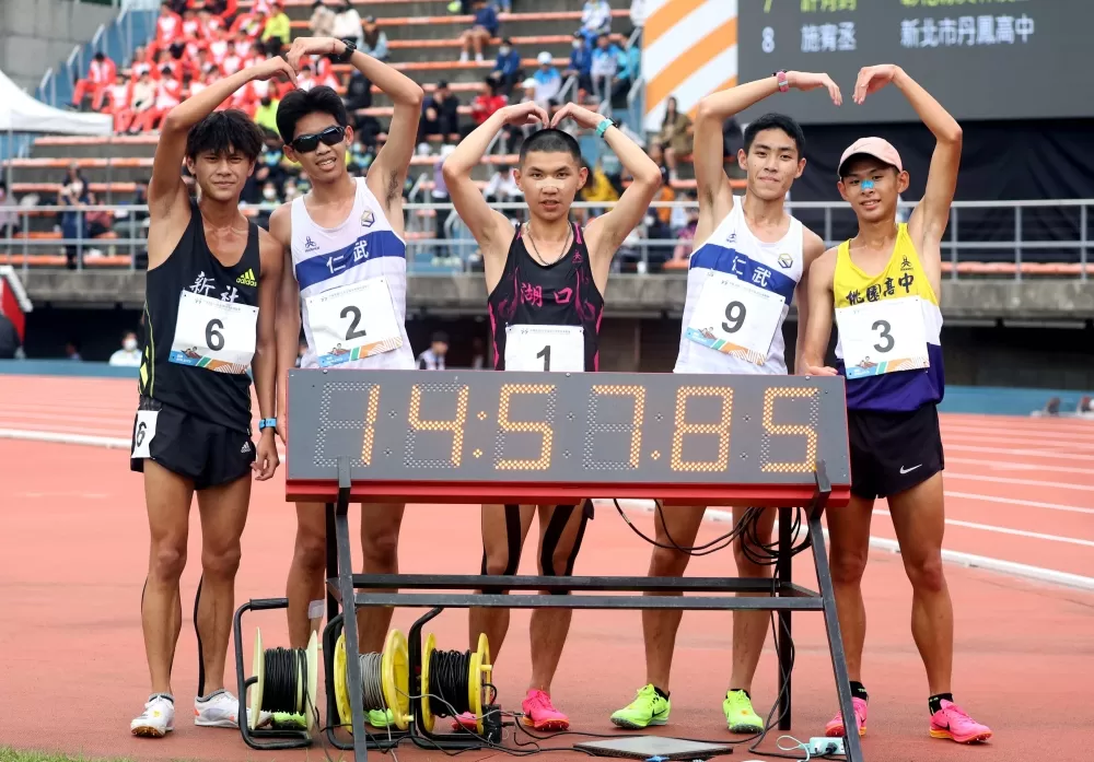 徐立紘（中）雙破大會奪雙金。林嘉欣／攝影。