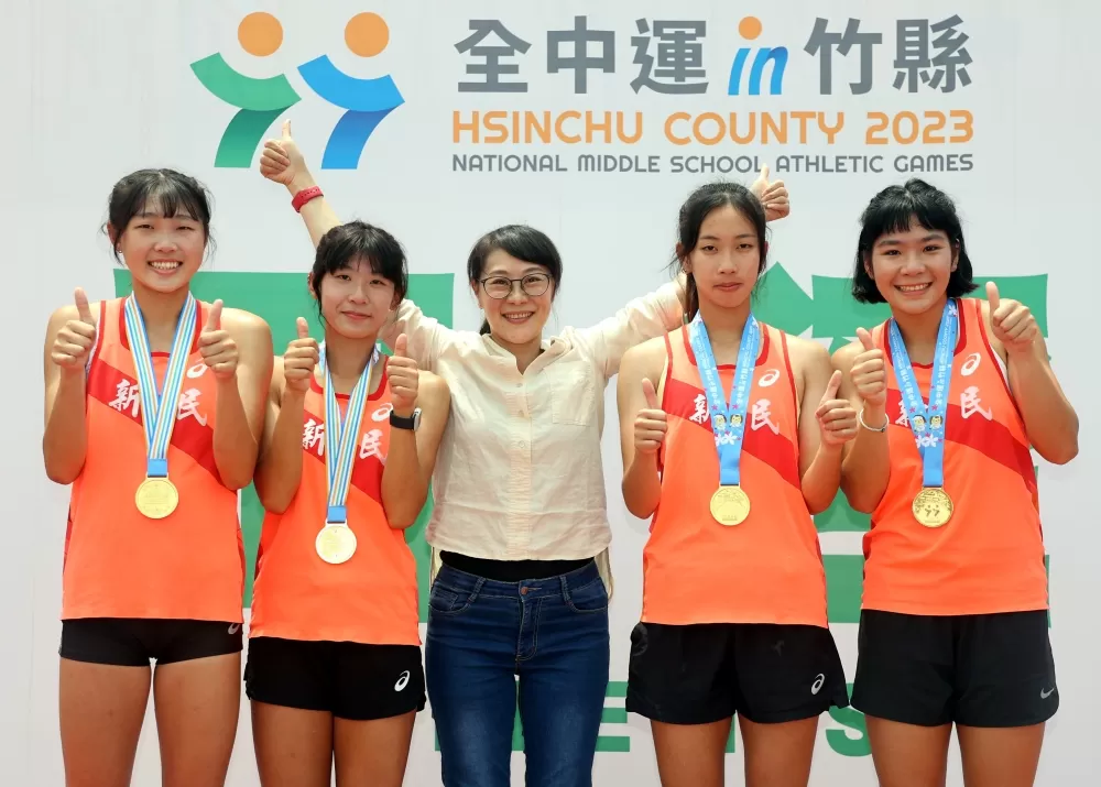 臺中市新民高中打破高懸29年的大會紀錄,由原紀錄保持人之一李霈宸(中)頒獎。林嘉欣/攝影。