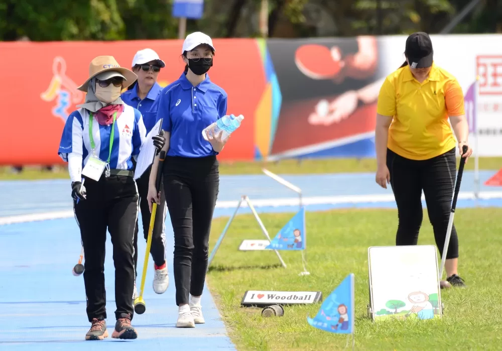 木球比賽場地炎熱 工作人員及選手皆做足防曬及補水。