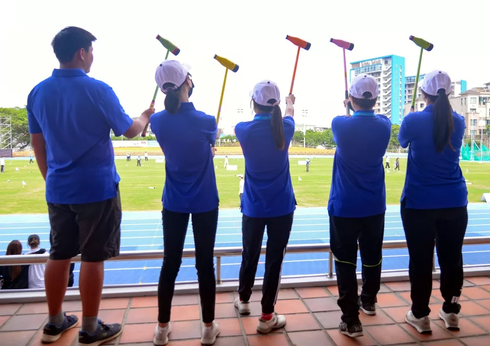 金門大學隊伍在木球場上俏皮拍攝背影留下青春回憶。