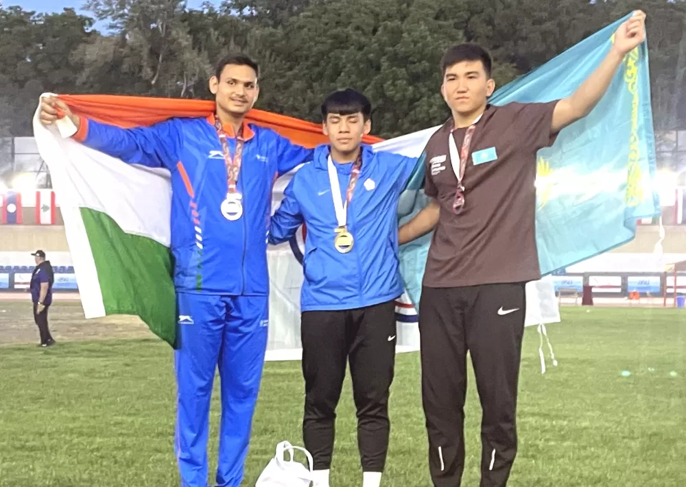 邱紹恩（中）奪金。田徑協會提供。
