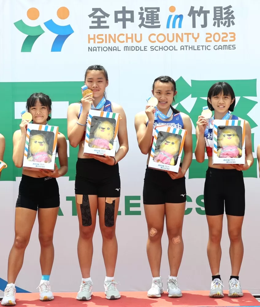 黃郁庭(左二)感謝隊友陪她圓5金夢。林嘉欣/攝影。