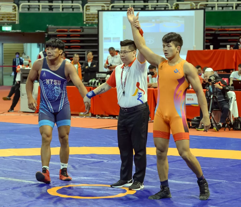 全大運角力公開男子組希羅式第四級，臺北市立大學姚來興(右）奪金。