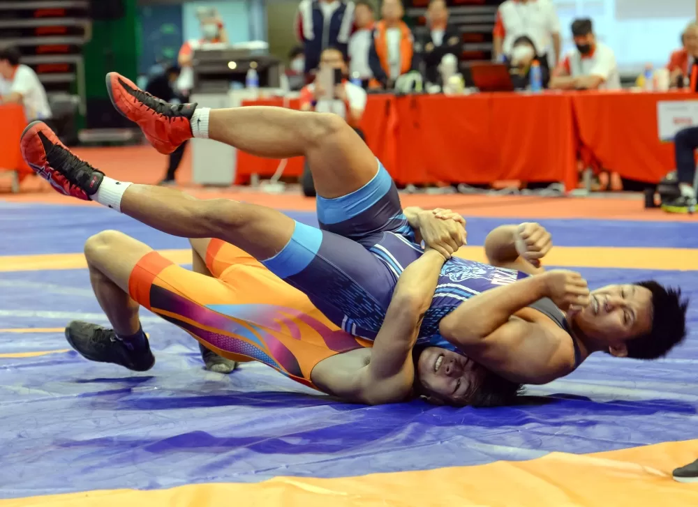 全大運角力公開男子組希羅式第四級，臺北市立大學姚來興(下）奪金。大會提供。下同。