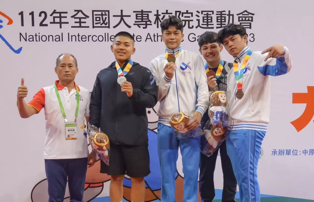 希力阿棟（中）奪金。