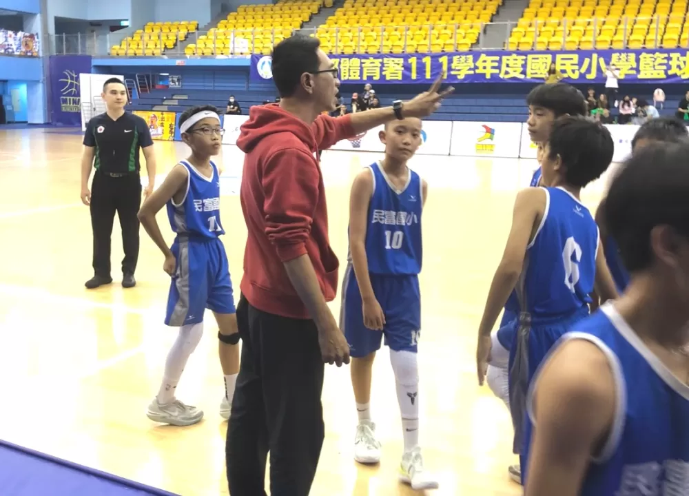 民富教練金志鴻予球員面授機宜。