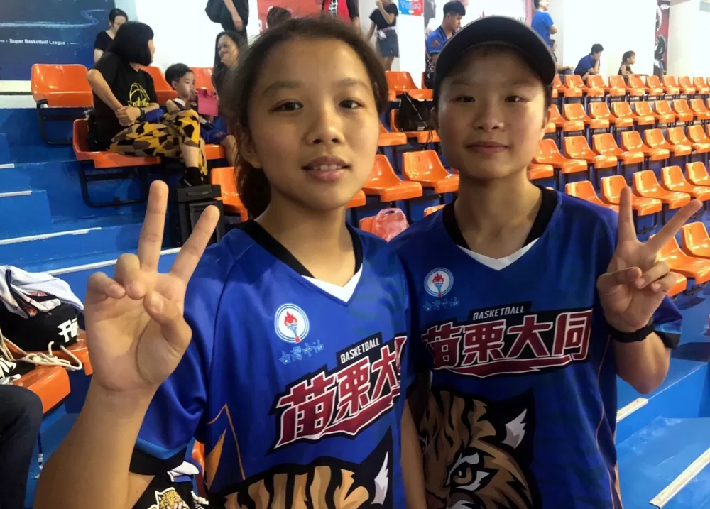 大同教練連威登的雙胞胎女兒連軒（右）、連穎。