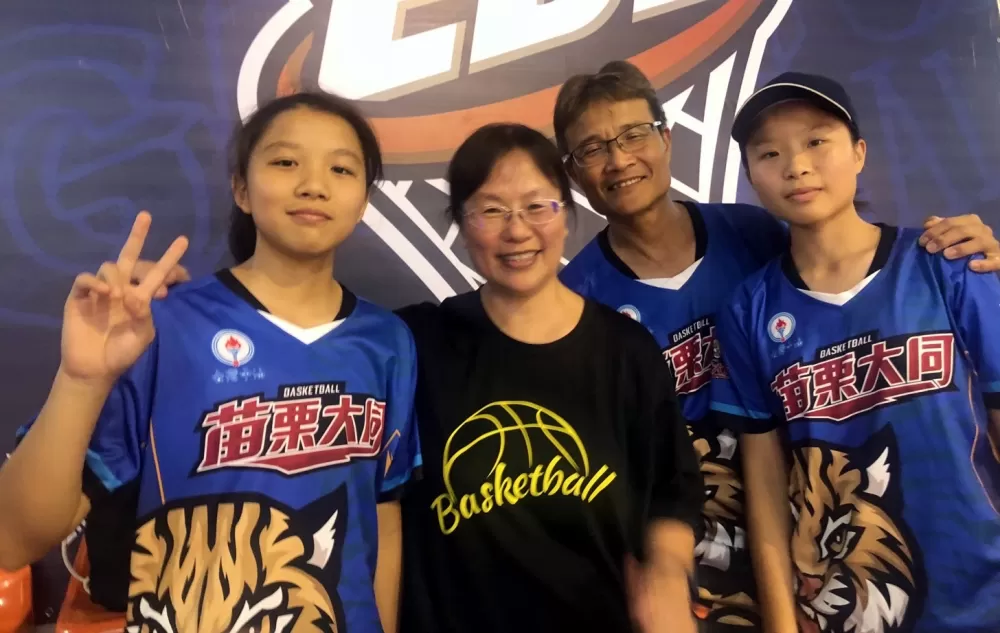 連威登夫婦與雙胞䏩女兒。