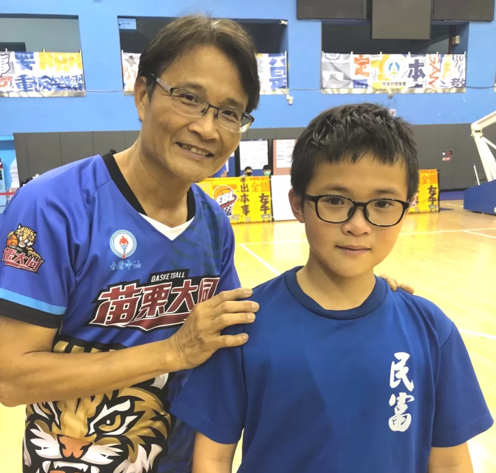 苗栗大同國小男、女籃總教練連威登鼓勵民富男籃「本家」連駿加油。