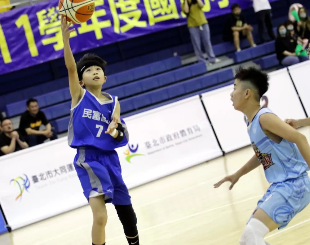 攻下10分的民富徐浩茗切入挑籃。