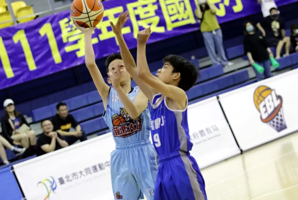 大同楊秉承突破民富防守跳投。