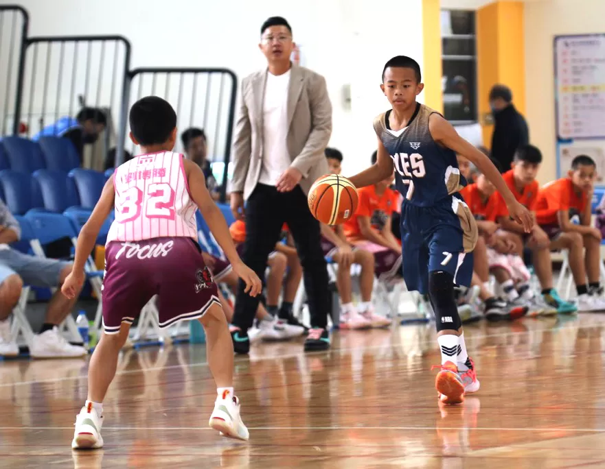 大智陳泳孝運球突破。