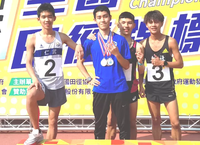 港都盃前三名不約而同把獎牌拿下來，掛在王皓平（左二）脖子上。許瑞瑜／攝影。