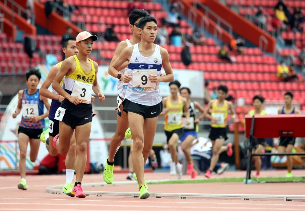仁武高中普通班王皓平（前）在全中運拿下兩面銅牌。林嘉欣／攝影。