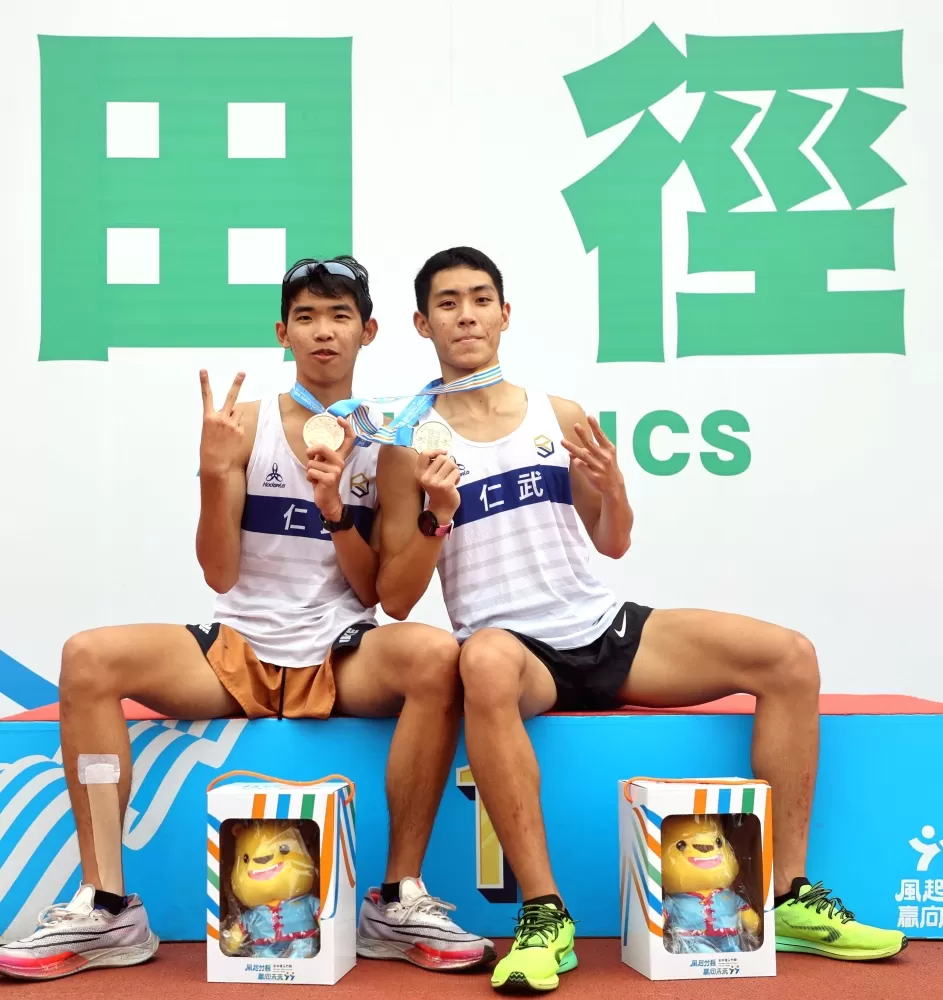 仁武高中任宥杰（左）和王皓平在全中運高男5000公尺銀包銅。林嘉欣／攝影。