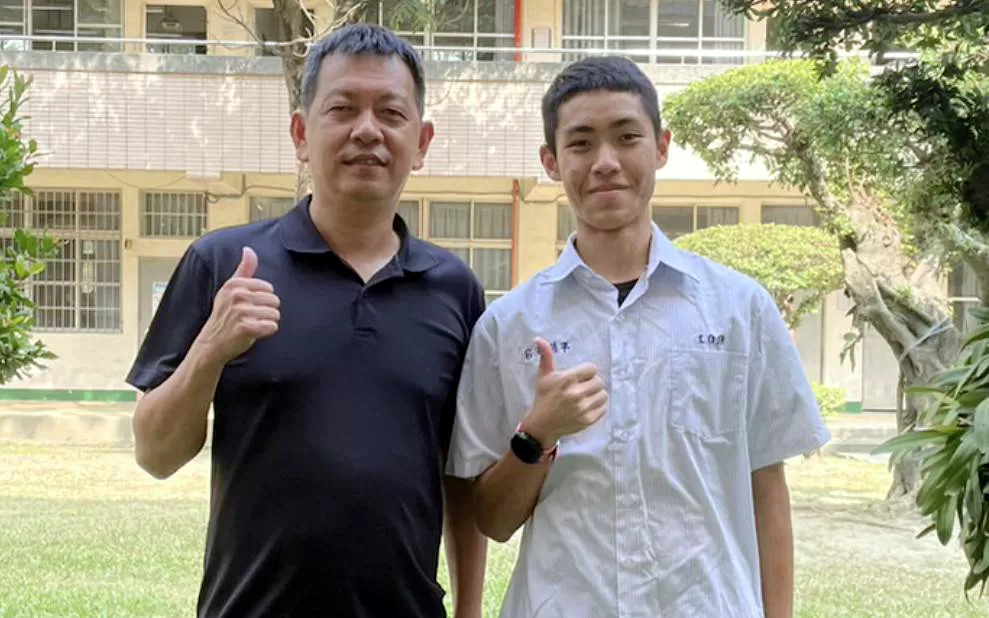 王皓平（右）和教練簡招旺。王皓平／提供。