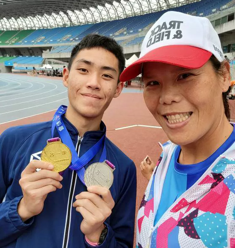 王皓平（左）和國中體育組長阮欣宜。阮欣宜／提供。