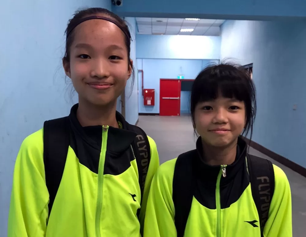 協進女籃鎮隊「大小配」控衛林立茵（右）、173公分潛力股中鋒廖俞函 。