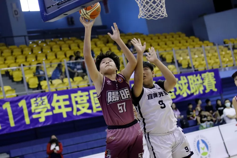 陽明雙胞胎弟弟潘昱傑籃下強攻。