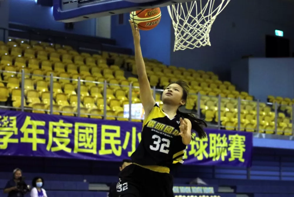 將北上進JHBL三連霸盟主北市民族國中的張紫彤切入挑籃。