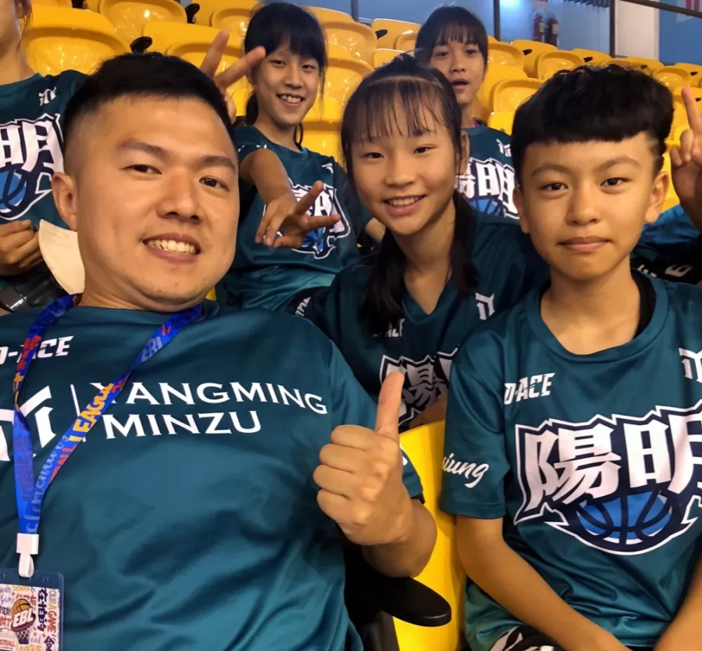 陽明教練陳宏昱（左）與兩大愛將未來「北民族」張紫彤（中 ）、「南民族」郭珈瑜。