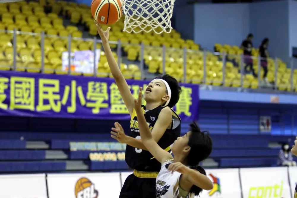 將留在高雄讀民族國中的郭珈瑜突破上籃。