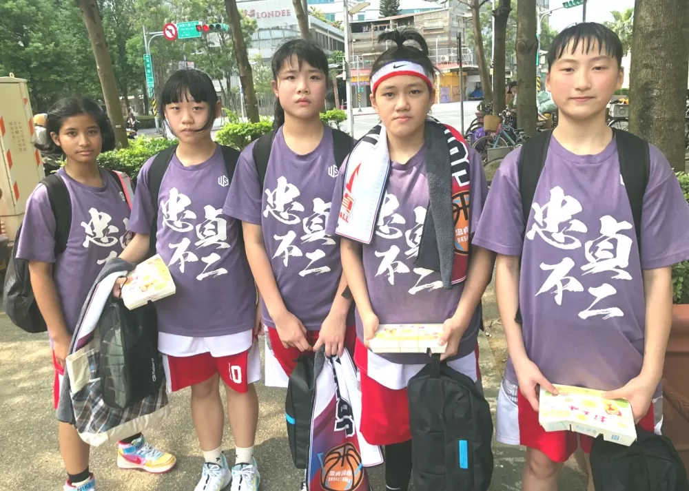 「忠貞五虎」陳依依（右起）、李恩惠、李彥餘、韓安琪、謝愛妮。