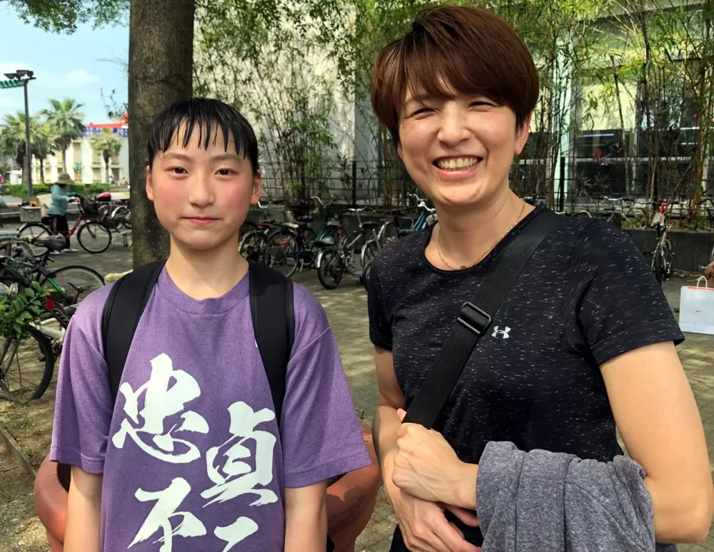 忠貞教練江小梅與「依依」不捨的愛將陳依依。