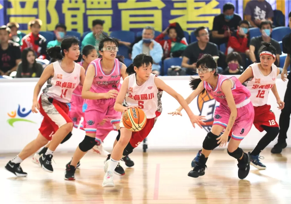 忠貞「一姊」陳依依運球突破。