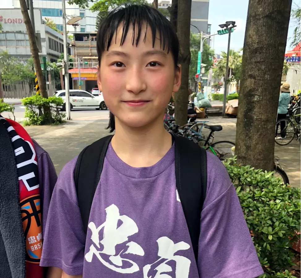 忠貞陳依依身著「忠貞不二」t恤自我砥勵，可惜無法拿「忠貞一一」。