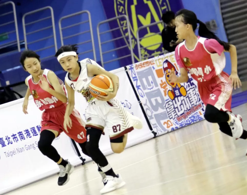 竹市第一名高峰余嫚芸拿10分3連勝C組第一晉級。