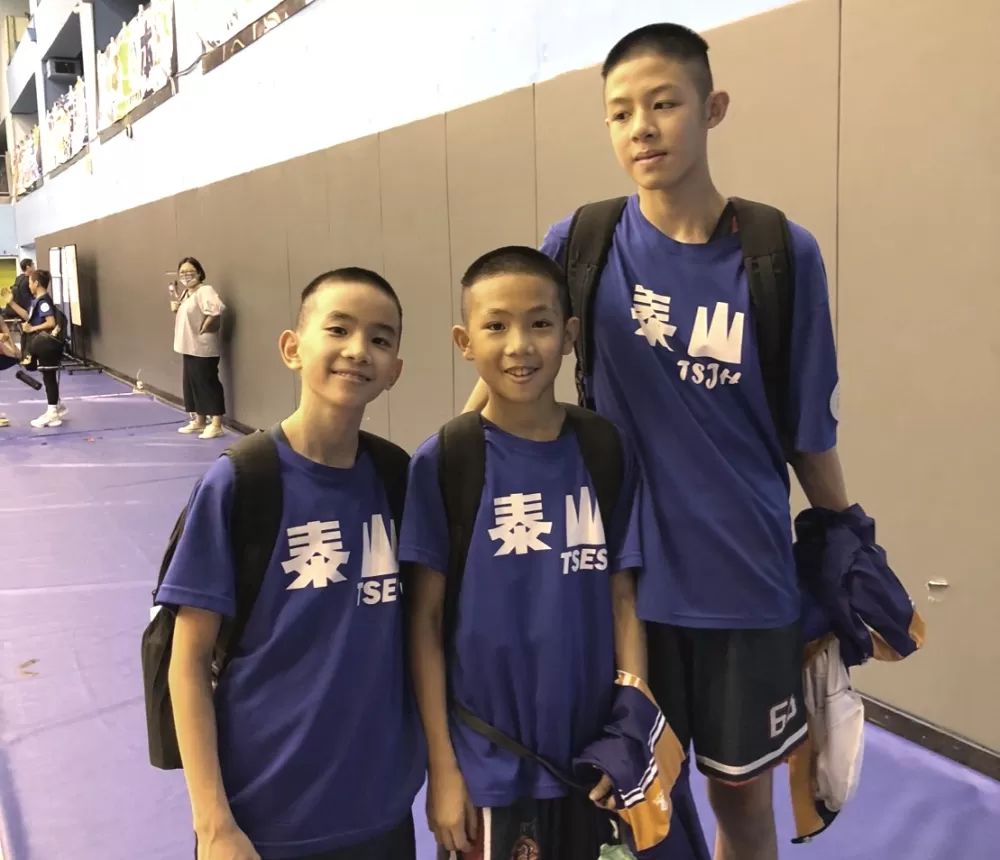 泰山180大會第一長人陳晏碩與矮他各36、35公分的隊友周琮恩、林暐傑(左)。