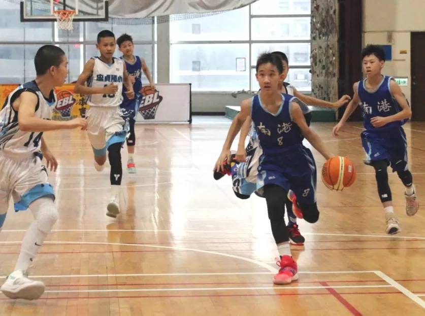 貢獻12分的南港張奕翔運球突破。