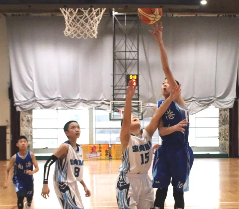 南港李窚翰攻下13分。