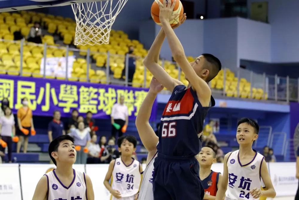 泰山180公分大會第一長人陳晏碩籃下擎天一柱。