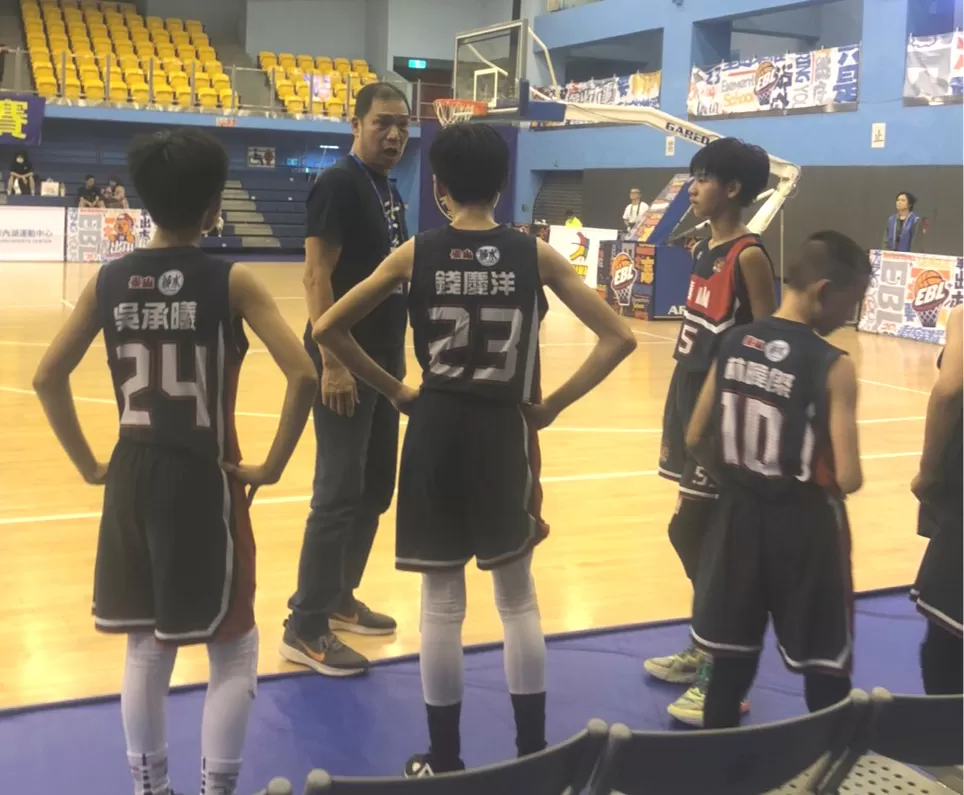 泰山教練蔡連生面授機宜。