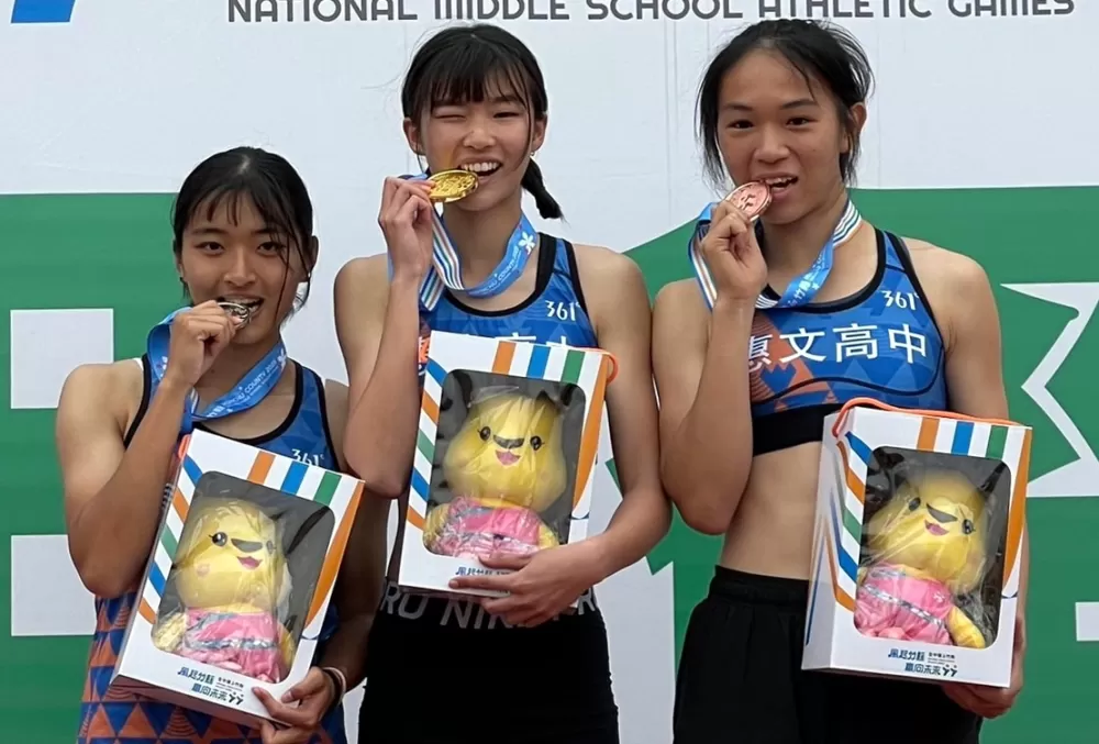惠文跳跳虎在全中運高女跳遠前三名。蔡欣憲提供。