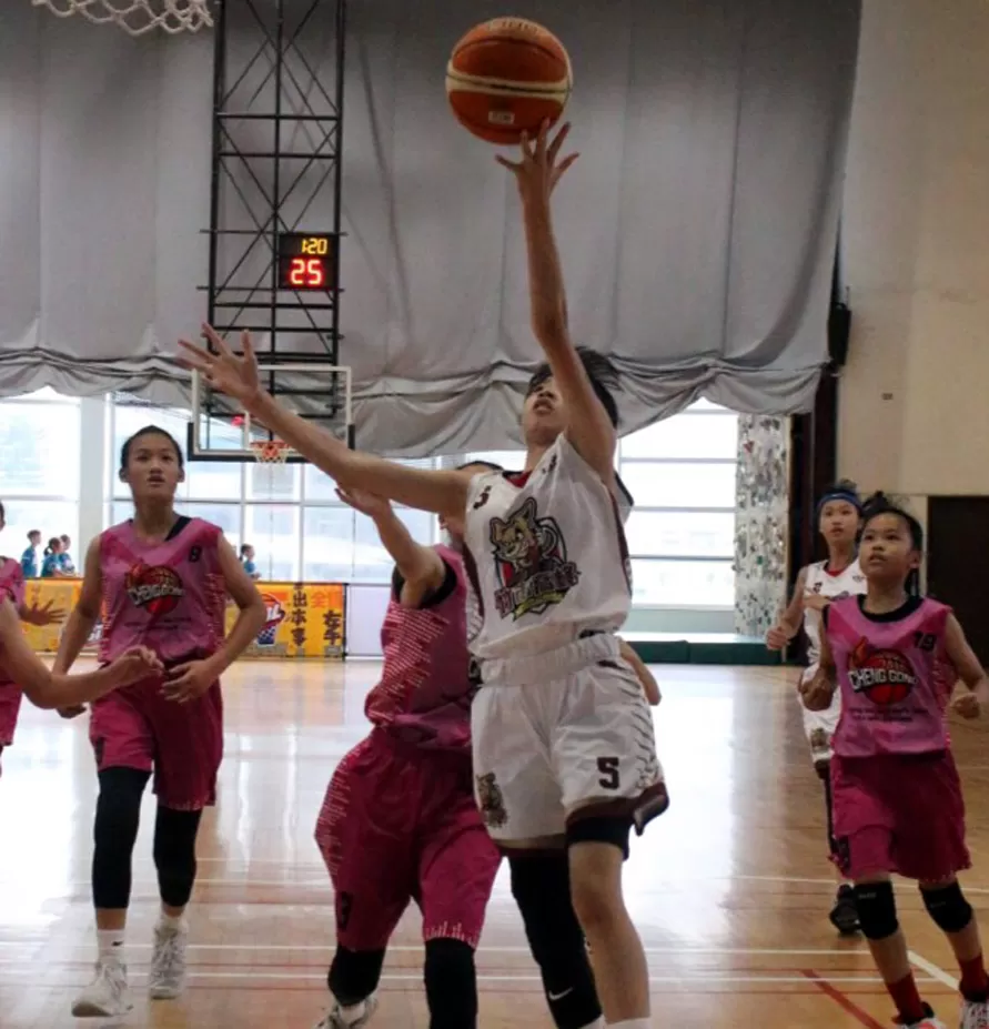 竹市高峰江可妮切入左手挑籃。